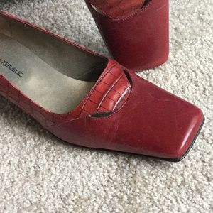 Like new Banana Republic Oxblood SquAre Toe Pumps